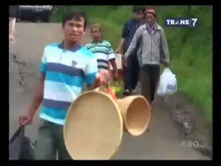 Pengungsi Tanah Terbelah Mulai Sakit