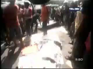 Hindari Jalan Rusak, Pemotor Tewas Tertabrak Angkot