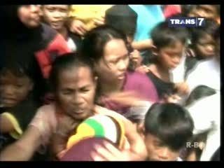Ricuh, Korban Banjir Berebut Bantuan