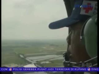 Bantuan dari PMI untuk Korban Banjir Dibawa dengan Helikopter
