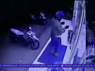 Ancam Karyawan dengan Golok, Aksi Perampokan Minimarket Terekam CCTV
