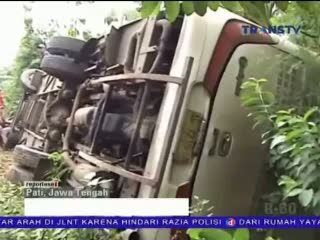 Hindari Banjir, Bus Masuk Jurang