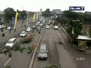 Banjir Sisakan Jalan Rusak di Ibu Kota