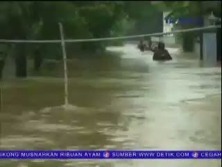 Diterjang Banjir Kiriman 1 Meter, Warga Panik