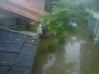 Kali Meluap, Rumah Terendam Banjir hingga 1 Meter