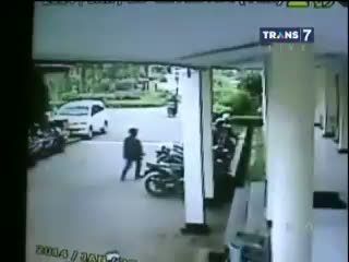 Curi Motor, Pelaku Terekam Kamera