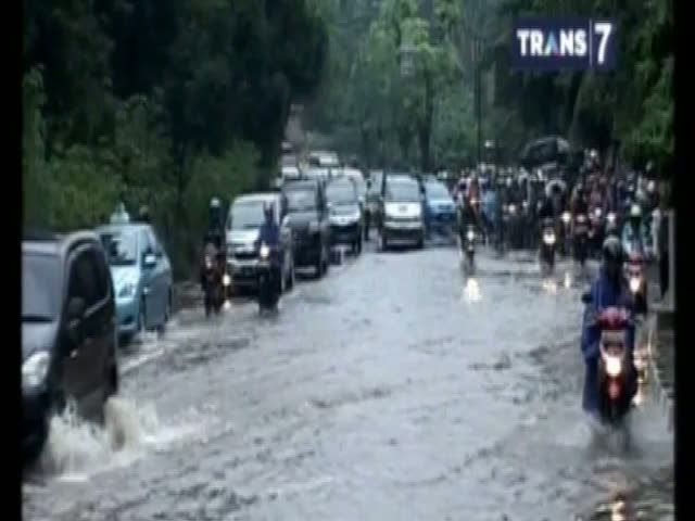 Halim Banjir, Macet hingga 2 Kilometer