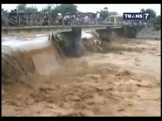 Banjir Bandang, Jembatan Nyaris Putus