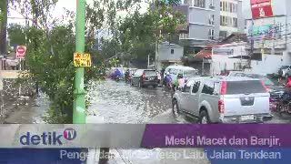 Meski Macet dan Banjir, Pengendara Motor Tetap Lalui Jalan Tendean