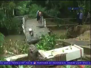 Jembatan dan Puluhan Rumah Hancur Akibat Banjir Bandang