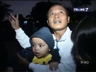 Anak-anak Dievakuasi dari Kampung Pulo