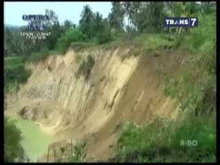 Tebing 50 Meter Longsor, Warga Ketakutan
