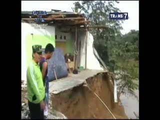 Longsor Hilangkan Puluhan Rumah