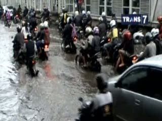 Sisa Banjir, Jakarta Masih Macet Total