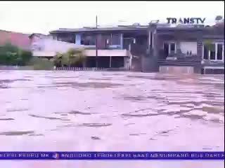 Meski Banjir Sudah 2 Meter Warga Enggan Mengungsi