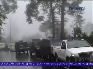 Tebing di Puncak Longsor