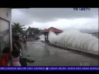 Gelombang Setinggi 4 Meter Rusak Pelabuhan dan Rumah Warga