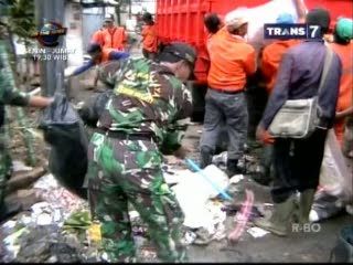 Banjir Surut, Warga Bersihkan Sisa Banjir