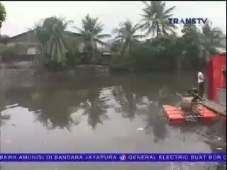 Kapal Pengangkut Sampah di Kali Tirem