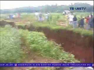 Tanah Tiba-tiba Amblas Sedalam 8 Meter, Warga Terkejut