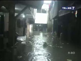 Meski Kotor dan Bau, Warga Tetap Mencuci dengan Air Banjir