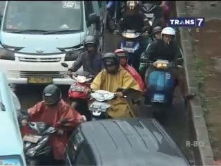 Pengendara Lelah Hadapi Kemacetan di Musim Hujan