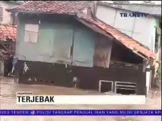 Sejumlah Warga Terjebak Banjir Setinggi 2 Meter