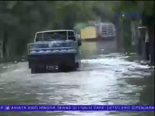 Rawa Domba Banjir, Kendaraan Banyak yang Mogok