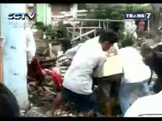 Video Amatir Proses Evakuasi 4 Korban Tewas Tertabrak Truk