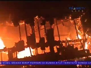 6 Rumah Hangus Terbakar di Tengah Banjir