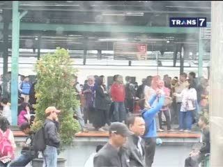 Sinyal KRL Terimbas Banjir, Penumpang Terlantar
