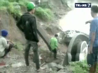 Longsor, 7 Makam Hanyut Tersapu Banjir