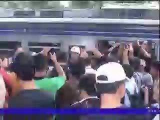 Ratusan Penumpang Kereta Menumpuk di Manggarai 