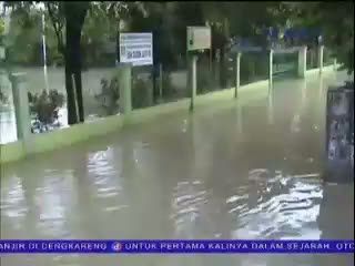 Tetap Belajar Meski Kelas Kebanjiran