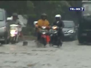Jalan Berlubang Sisa Banjir Bahayakan Pengendara