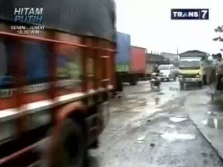 Digerus Banjir, Jalan Nasional Rusak