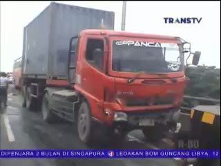 Kontainer Hantam Bus, 1 Pemotor Luka-Luka