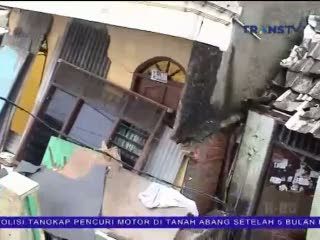 Tanah Longsor di Bantaran Waduk Pluit, 5 Rumah Ambruk