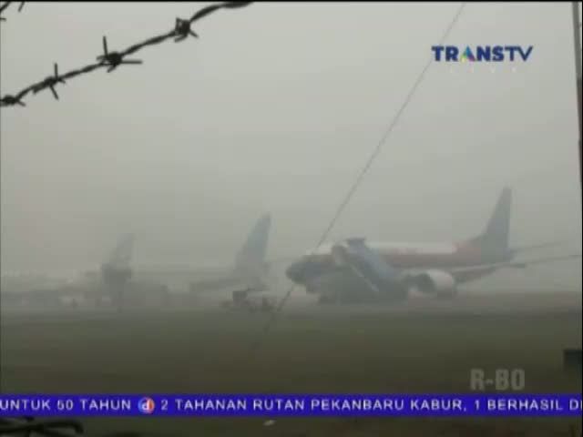 Penumpang Tertahan di Bandara Supadio
