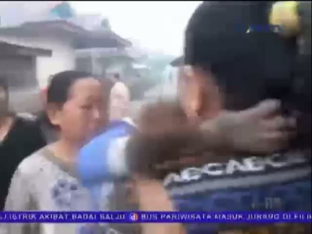Mengharukan, Perpisahan Orang Utan dengan Pengasuh