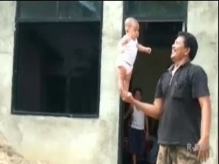 Ajaib! Bayi 3 Bulan Bisa Berdiri di Tangan Ayahnya
