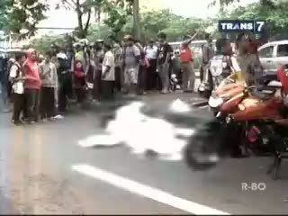 Pengendara Motor Tewas Terlindas Bus