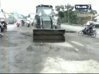 TNI Ikut Bantu Perbaiki Jalan di Pantura 