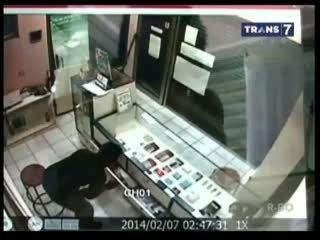 CCTV Rekam Pencurian Brankas