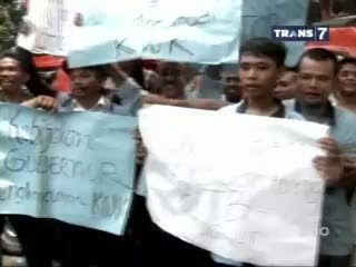 Ratusan Angkot Demo Tolak BKTB