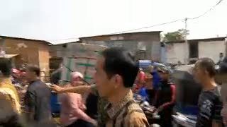 Warga Bantaran Kali Ketemu Jokowi: Foto-foto Yes, Pindah? Tunggu Dulu...    