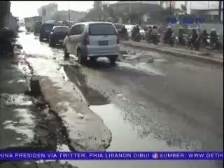 Pengendara Motor dan Mobil Lawan Arus Abaikan Keselamatan