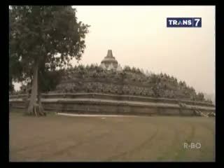 Penutup Plastik Lindungi Candi Borobudur