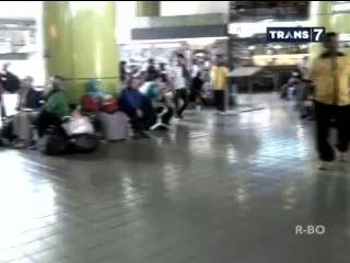 Bandara Ditutup, Penumpang Menumpuk di Stasiun