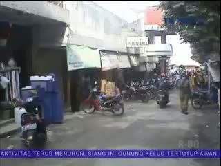 Pedagang Buka Lapak dan Membersihkan Pasar